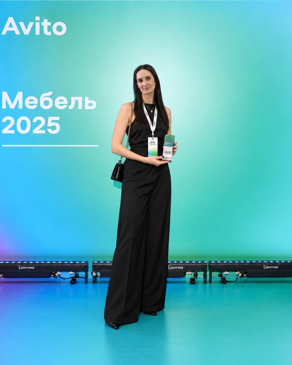 Элина Комарова с наградой «Мебель года 2025» на церемонии Авито в Москве
