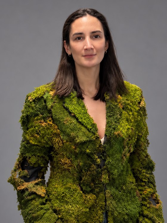 Элина — руководитель студии Eco-Store, в пиджаке из стабилизированного мха