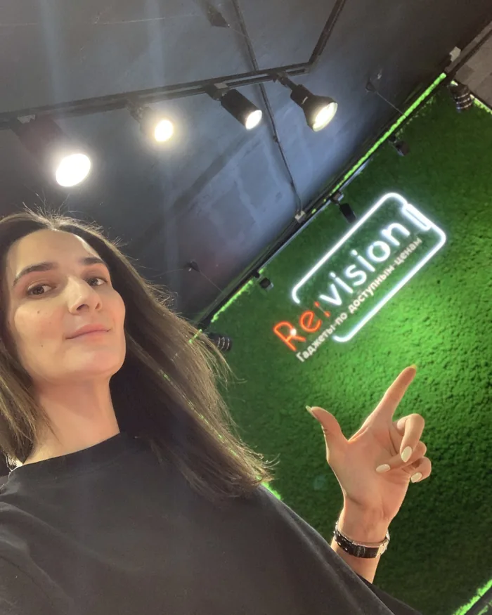 Логотип Re:vision из мха с неоновой подсветкой